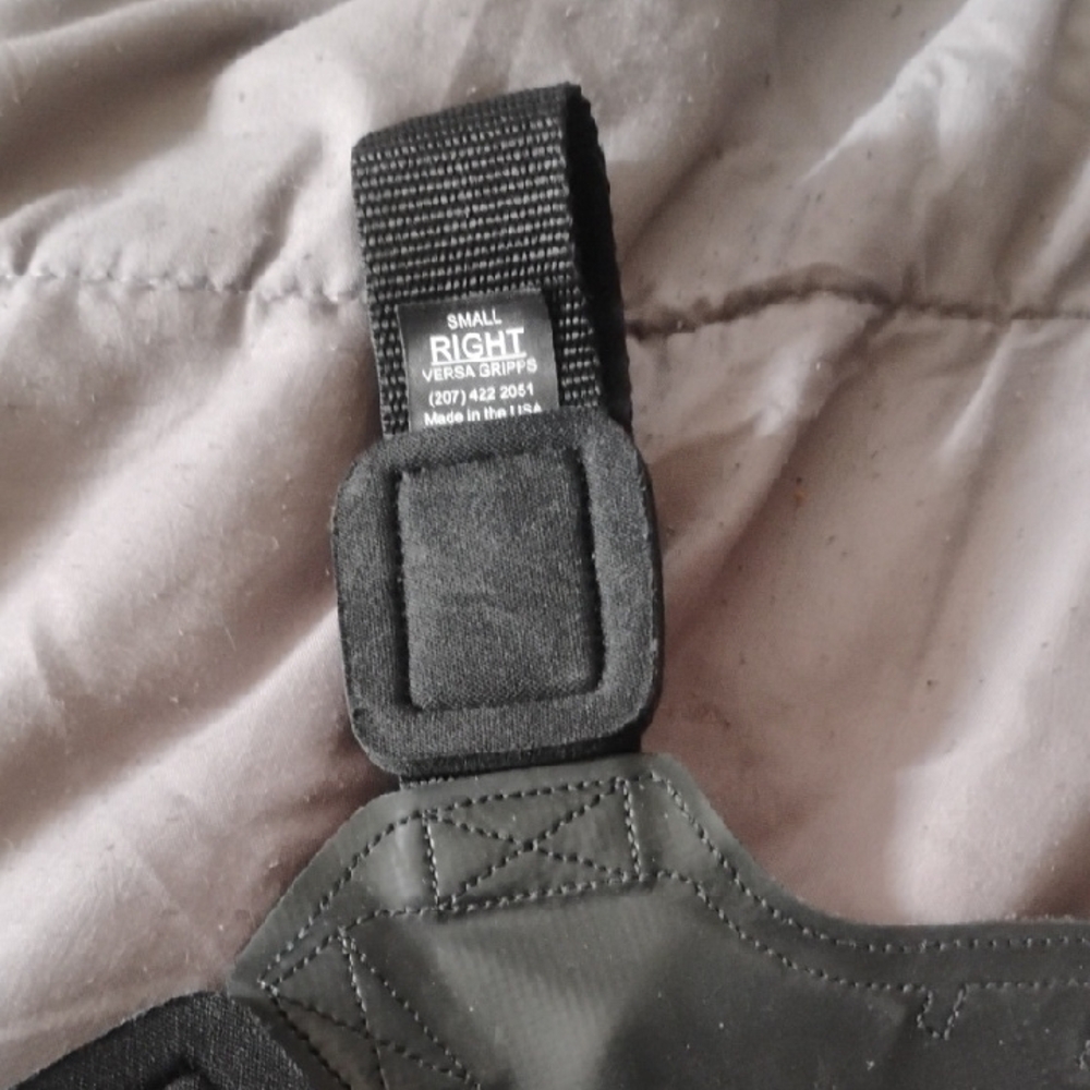 Men’s Black Lifting Grips with Wrist Straps - Picture 2 of 4